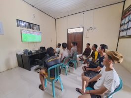 Bangun Komunikasi Humanis, Polsek Muara Ancalong Gelar Nobar Piala Dunia Bersama Warga