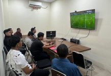 Sat Intelkam Polres Berau dan Tokoh Pemuda Nobar Piala Dunia 2026, Perkuat Kebersamaan Jaga Kamtibmas